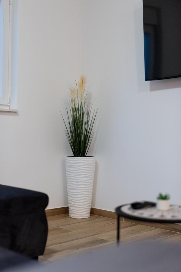 Number One Apartments Vir Εξωτερικό φωτογραφία