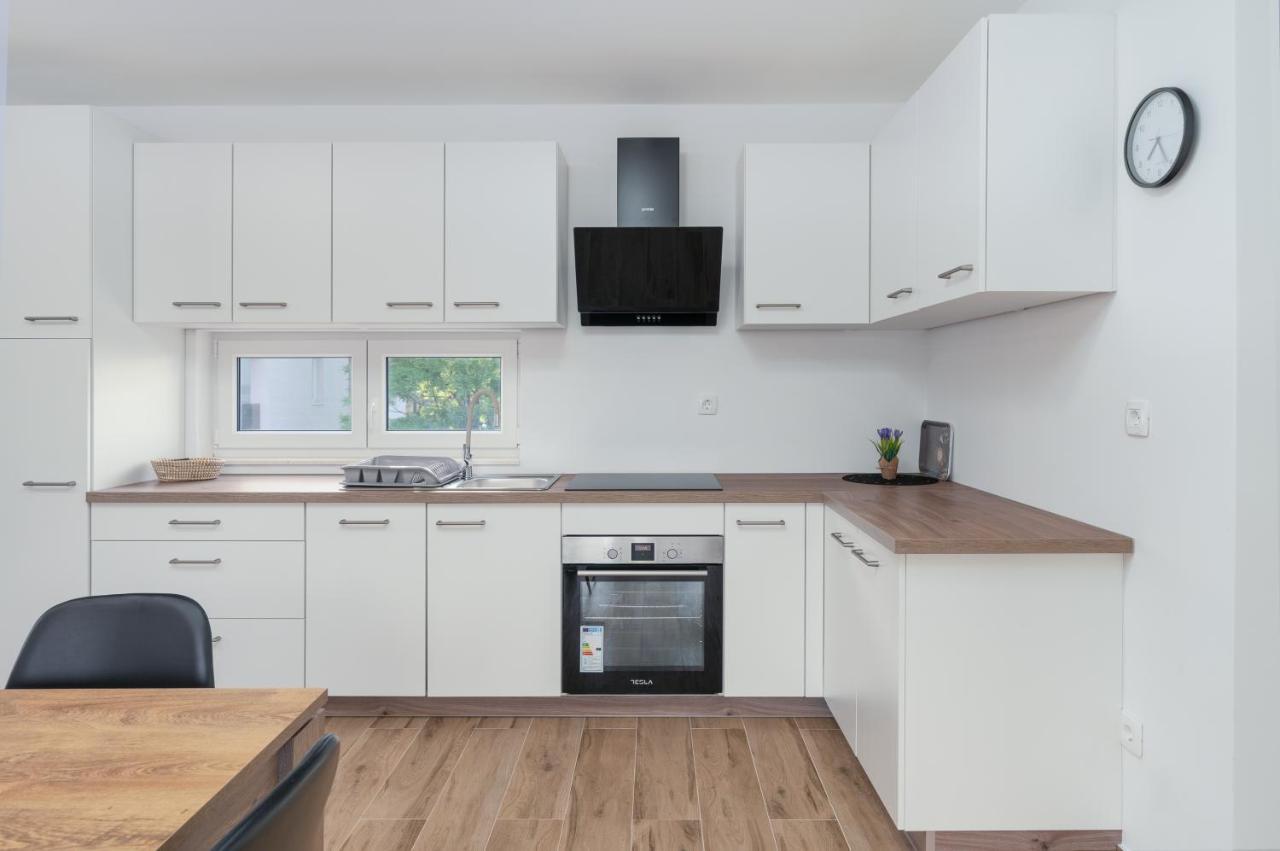 Number One Apartments Vir Εξωτερικό φωτογραφία