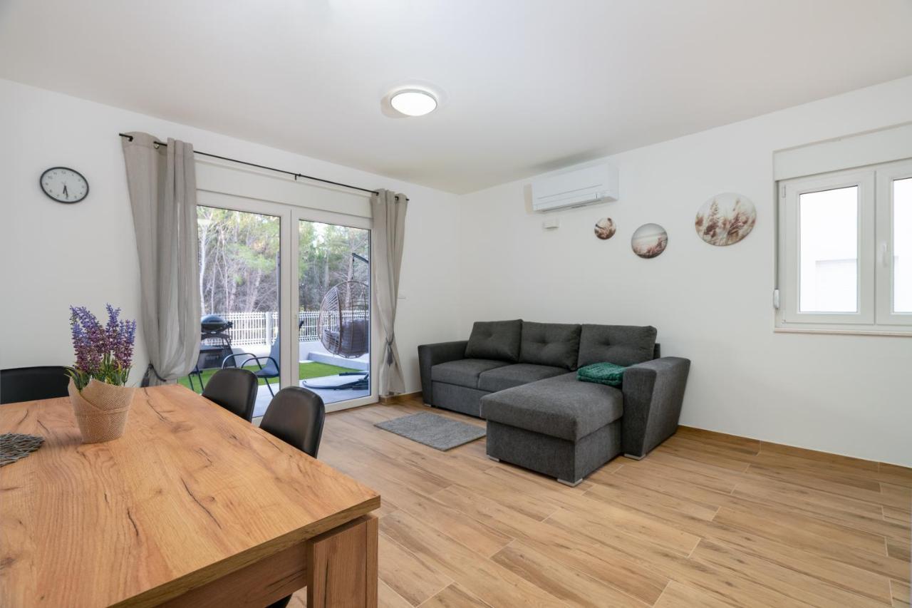 Number One Apartments Vir Εξωτερικό φωτογραφία