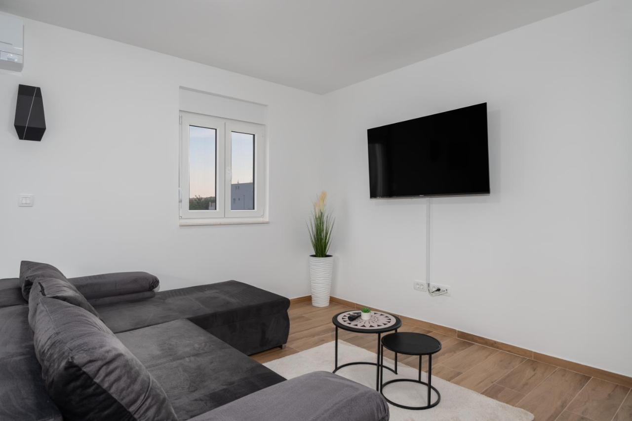 Number One Apartments Vir Εξωτερικό φωτογραφία