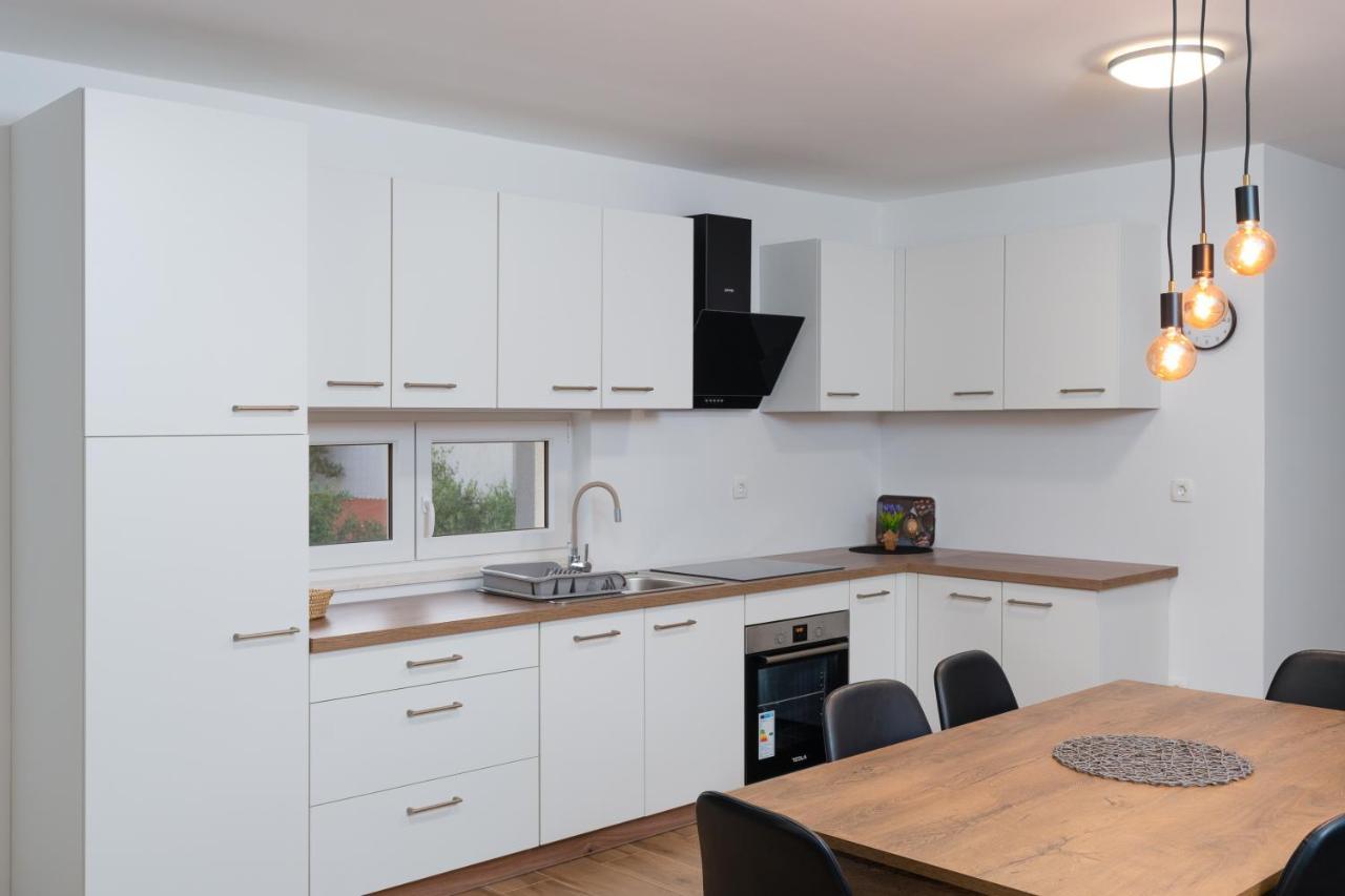 Number One Apartments Vir Εξωτερικό φωτογραφία