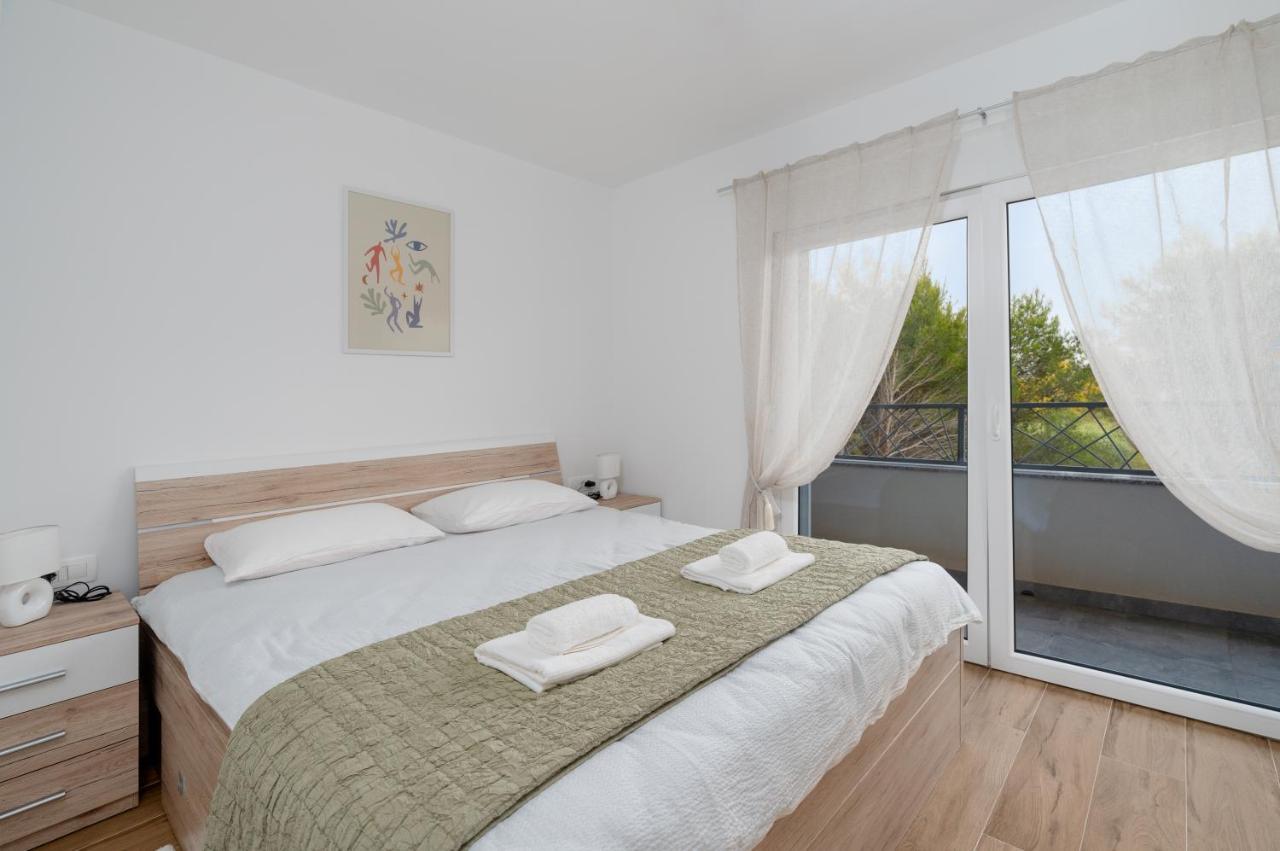 Number One Apartments Vir Εξωτερικό φωτογραφία
