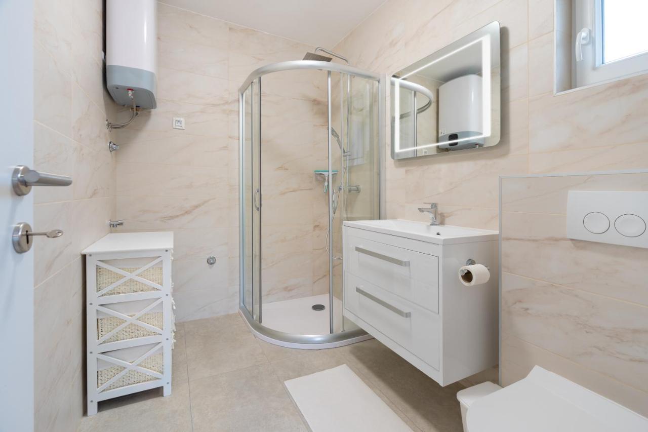 Number One Apartments Vir Εξωτερικό φωτογραφία